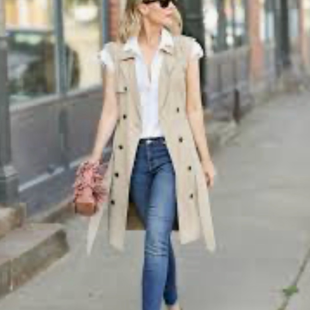Banana Republic Light Tan sleeveless Trench Coat